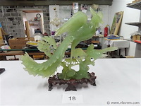 Jade beeld op houten sokkel