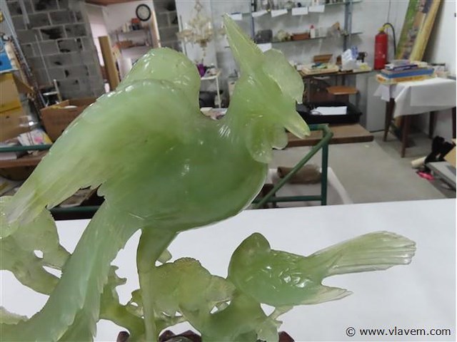 Jade beeld op houten sokkel - afbeelding 2 van  5