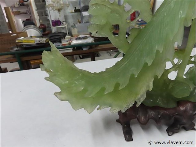 Jade beeld op houten sokkel - afbeelding 3 van  5