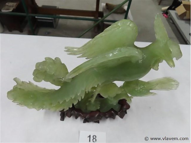 Jade beeld op houten sokkel - afbeelding 4 van  5