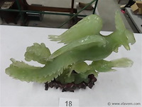 Jade beeld op houten sokkel - afbeelding 4 van  5