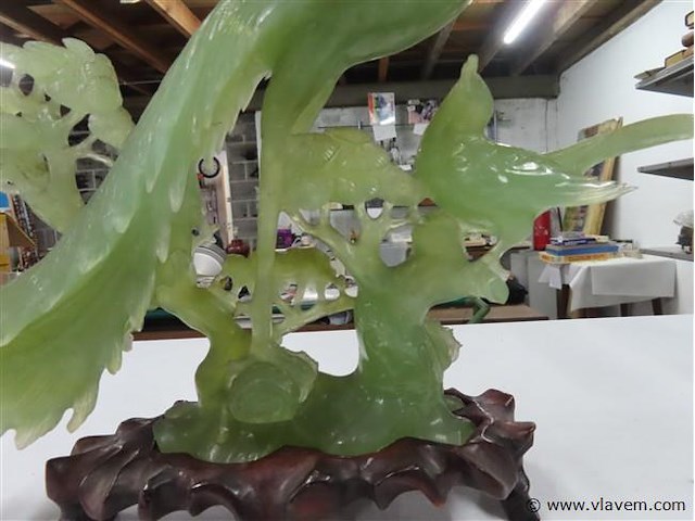 Jade beeld op houten sokkel - afbeelding 5 van  5