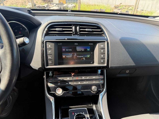 Jaguar - 2015 - xe - personenauto - afbeelding 18 van  27