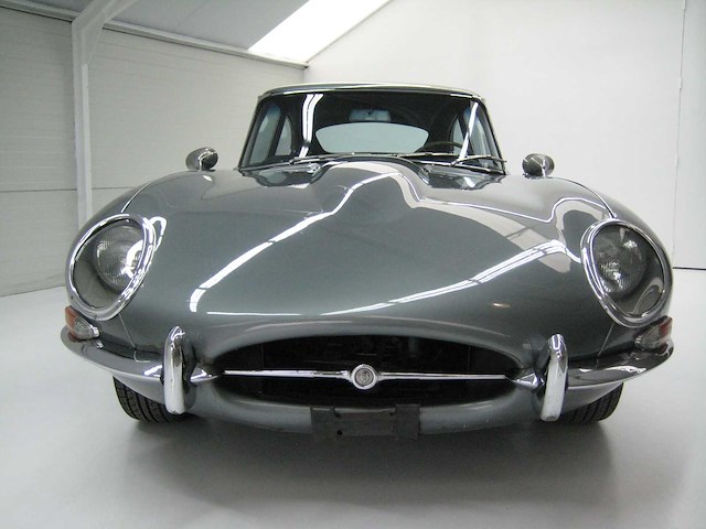 Jaguar - coupé - e type - oldtimer - afbeelding 8 van  23