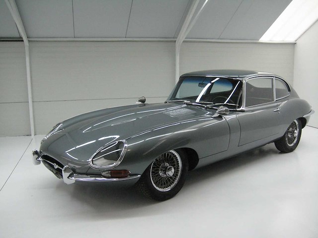Jaguar - coupé - e type - oldtimer - afbeelding 9 van  23