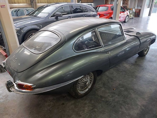 Jaguar - coupé - e type - oldtimer - afbeelding 11 van  23