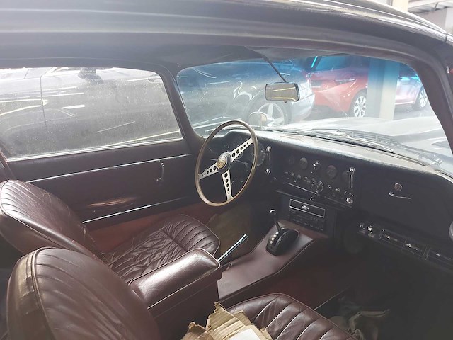 Jaguar - coupé - e type - oldtimer - afbeelding 14 van  23