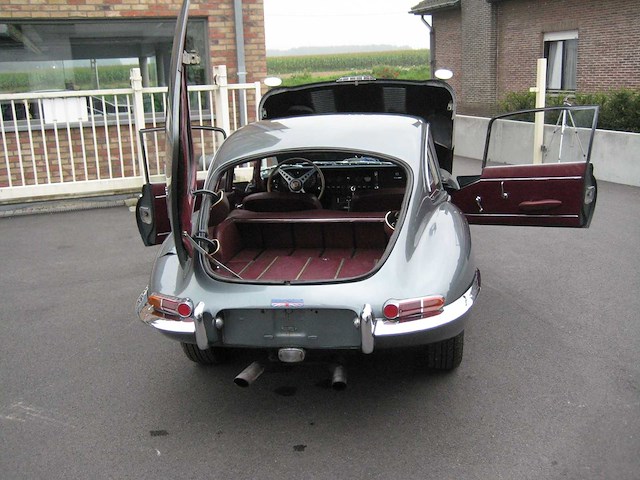 Jaguar - coupé - e type - oldtimer - afbeelding 10 van  23