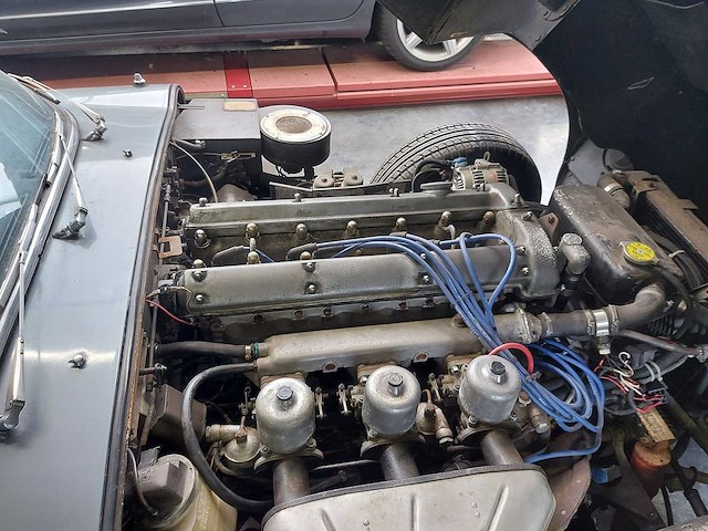 Jaguar - coupé - e type - oldtimer - afbeelding 17 van  23