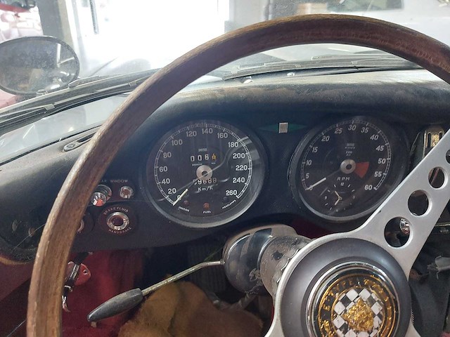 Jaguar - coupé - e type - oldtimer - afbeelding 21 van  23