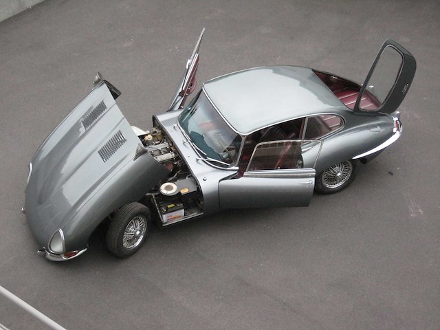 Jaguar - coupé - e type - oldtimer - afbeelding 3 van  48