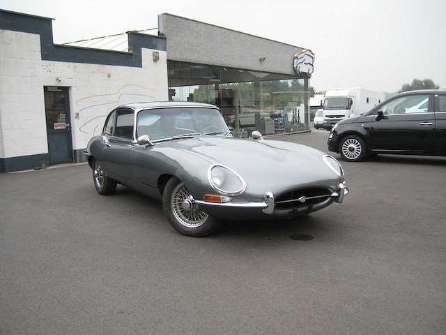 Jaguar - coupé - e type - oldtimer - afbeelding 9 van  48