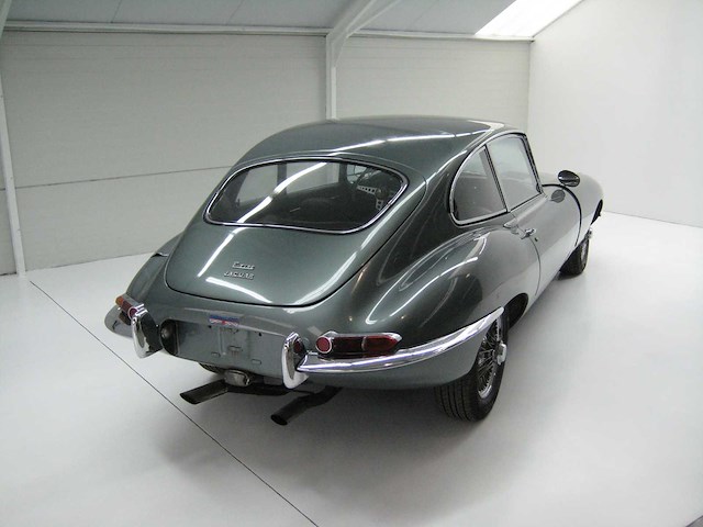 Jaguar - coupé - e type - oldtimer - afbeelding 10 van  48
