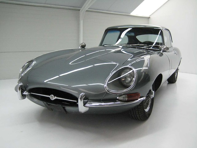 Jaguar - coupé - e type - oldtimer - afbeelding 1 van  48