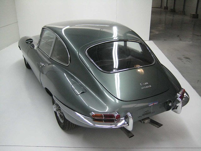 Jaguar - coupé - e type - oldtimer - afbeelding 13 van  48