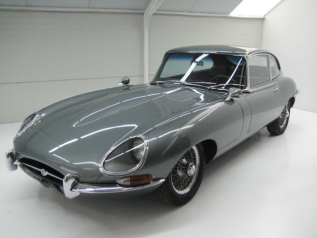 Jaguar - coupé - e type - oldtimer - afbeelding 14 van  48