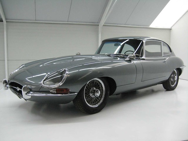 Jaguar - coupé - e type - oldtimer - afbeelding 15 van  48