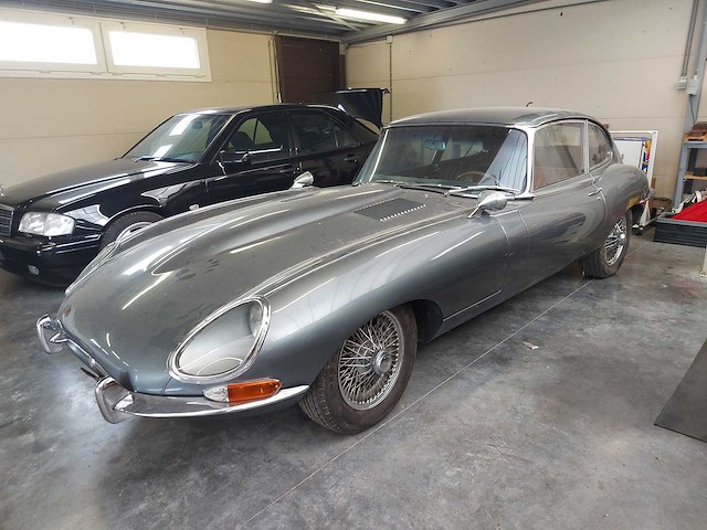 Jaguar - coupé - e type - oldtimer - afbeelding 26 van  48