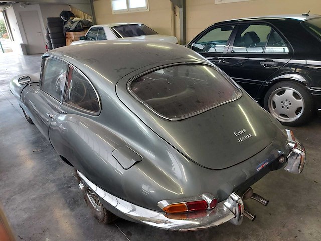 Jaguar - coupé - e type - oldtimer - afbeelding 28 van  48