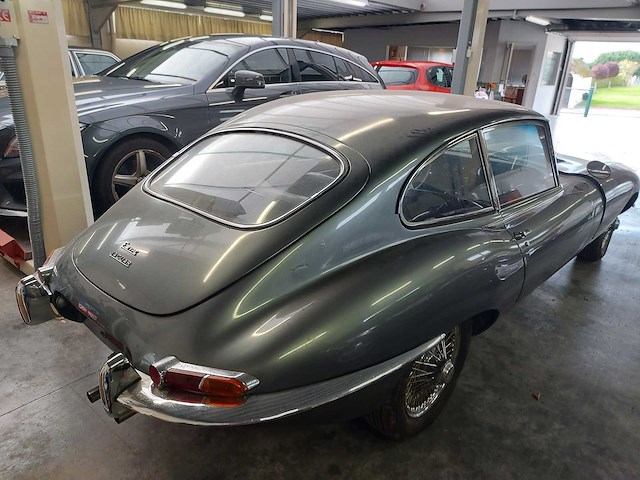 Jaguar - coupé - e type - oldtimer - afbeelding 29 van  48