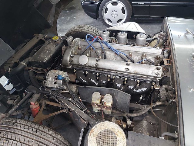 Jaguar - coupé - e type - oldtimer - afbeelding 34 van  48