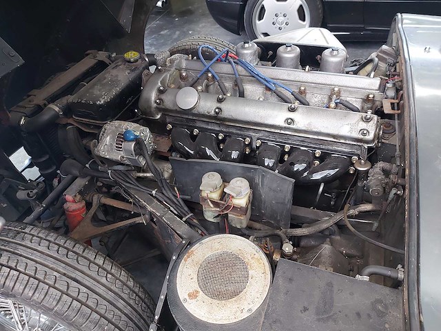 Jaguar - coupé - e type - oldtimer - afbeelding 35 van  48