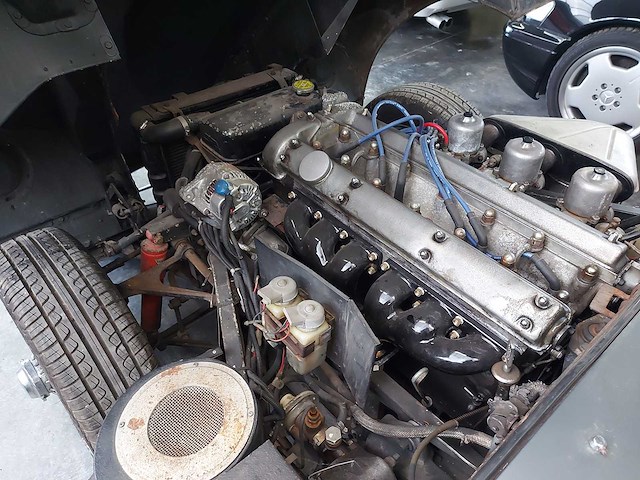 Jaguar - coupé - e type - oldtimer - afbeelding 36 van  48