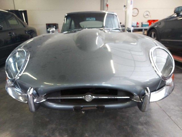 Jaguar - coupé - e type - oldtimer - afbeelding 38 van  48