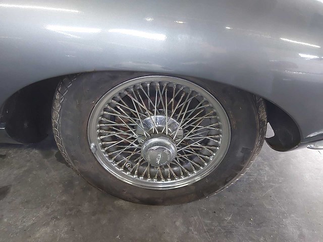Jaguar - coupé - e type - oldtimer - afbeelding 42 van  48