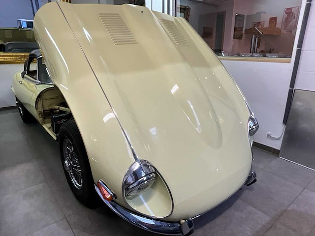 Jaguar - e-type - v12 - klassieke auto's - afbeelding 31 van  39