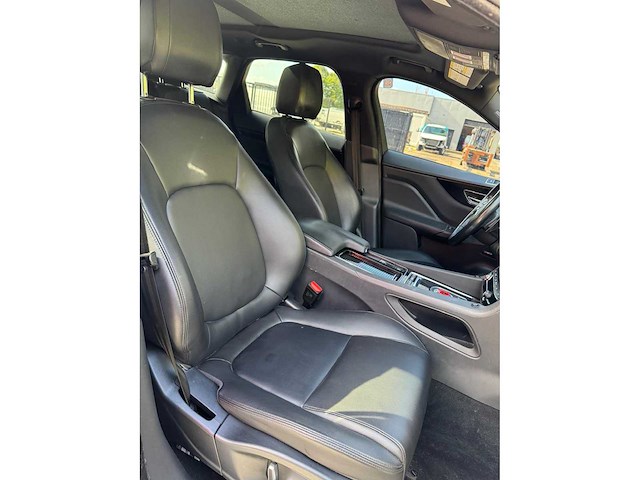 Jaguar - f-pace - car - 2019 - afbeelding 29 van  32