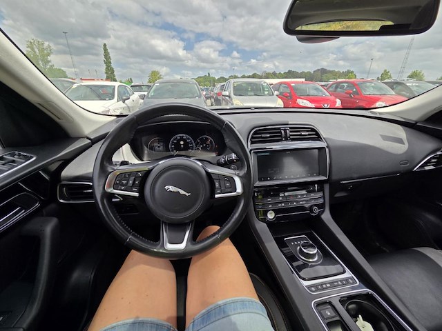 Jaguar f-pace 2.0 d pure 180 at,2018 - afbeelding 15 van  43