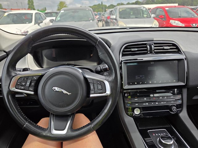 Jaguar f-pace 2.0 d pure 180 at,2018 - afbeelding 16 van  43