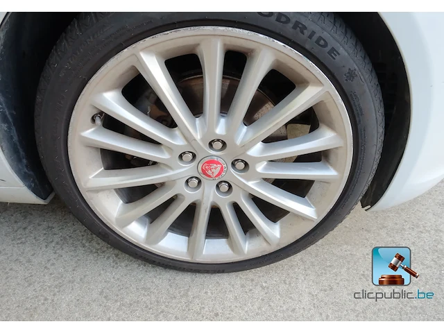 Jaguar xe - afbeelding 31 van  49