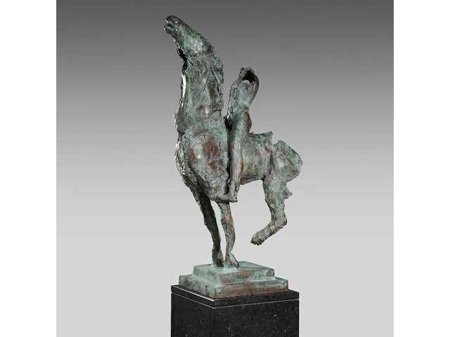 Jan desmarets (1961), horseback rider, green patinated bronze on a belgian bluestone column the bronze: 80 cm. (31 1/2 in.), with stand: 170 cm. (66.93 in.) - afbeelding 1 van  10