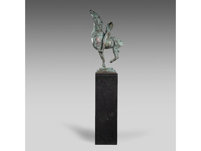 Jan desmarets (1961), horseback rider, green patinated bronze on a belgian bluestone column the bronze: 80 cm. (31 1/2 in.), with stand: 170 cm. (66.93 in.) - afbeelding 3 van  10