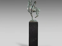 Jan desmarets (1961), horseback rider, green patinated bronze on a belgian bluestone column the bronze: 80 cm. (31 1/2 in.), with stand: 170 cm. (66.93 in.) - afbeelding 3 van  10