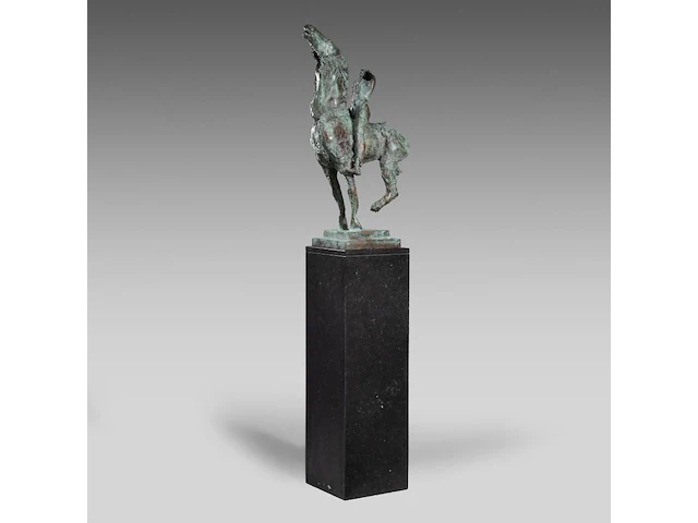 Jan desmarets (1961), horseback rider, green patinated bronze on a belgian bluestone column the bronze: 80 cm. (31 1/2 in.), with stand: 170 cm. (66.93 in.) - afbeelding 4 van  10