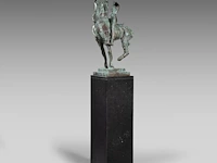 Jan desmarets (1961), horseback rider, green patinated bronze on a belgian bluestone column the bronze: 80 cm. (31 1/2 in.), with stand: 170 cm. (66.93 in.) - afbeelding 4 van  10