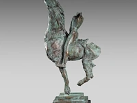 Jan desmarets (1961), horseback rider, green patinated bronze on a belgian bluestone column the bronze: 80 cm. (31 1/2 in.), with stand: 170 cm. (66.93 in.) - afbeelding 5 van  10
