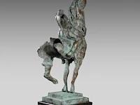 Jan desmarets (1961), horseback rider, green patinated bronze on a belgian bluestone column the bronze: 80 cm. (31 1/2 in.), with stand: 170 cm. (66.93 in.) - afbeelding 7 van  10