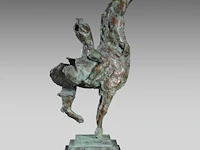 Jan desmarets (1961), horseback rider, green patinated bronze on a belgian bluestone column the bronze: 80 cm. (31 1/2 in.), with stand: 170 cm. (66.93 in.) - afbeelding 8 van  10