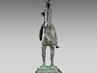Jan desmarets (1961), horseback rider, green patinated bronze on a belgian bluestone column the bronze: 80 cm. (31 1/2 in.), with stand: 170 cm. (66.93 in.) - afbeelding 9 van  10