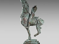 Jan desmarets (1961), horseback rider, green patinated bronze on a belgian bluestone column the bronze: 80 cm. (31 1/2 in.), with stand: 170 cm. (66.93 in.) - afbeelding 10 van  10