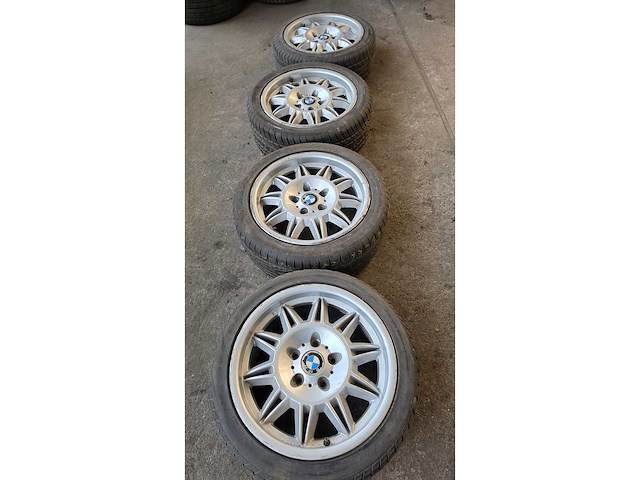 Jante en aluminium avec pneu (4x) - afbeelding 1 van  8
