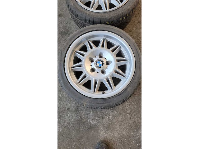 Jante en aluminium avec pneu (4x) - afbeelding 2 van  8