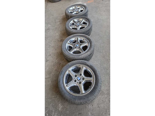 Jante en aluminium avec pneu (4x) - afbeelding 1 van  11