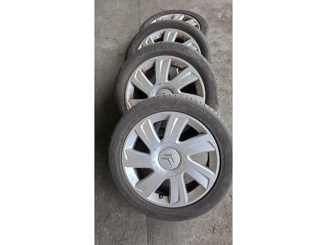 Jante en aluminium avec pneu (4x) - afbeelding 1 van  12