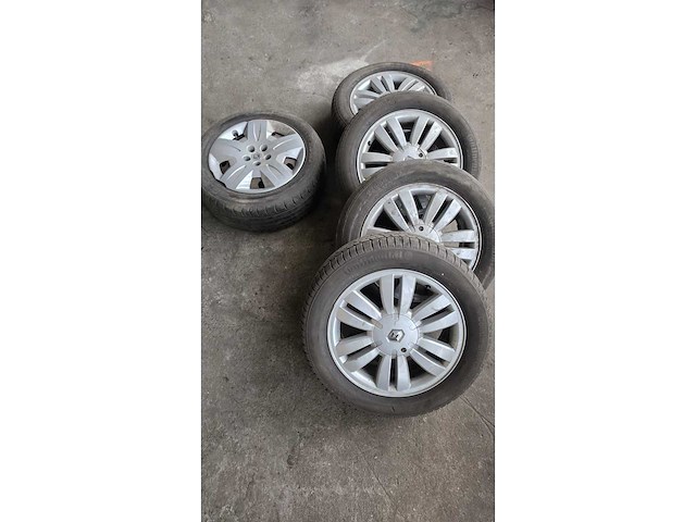 Jante en aluminium avec pneu (4x) - afbeelding 1 van  6