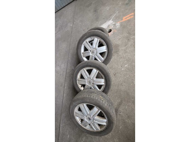 Jante en aluminium avec pneu (4x) - afbeelding 1 van  9
